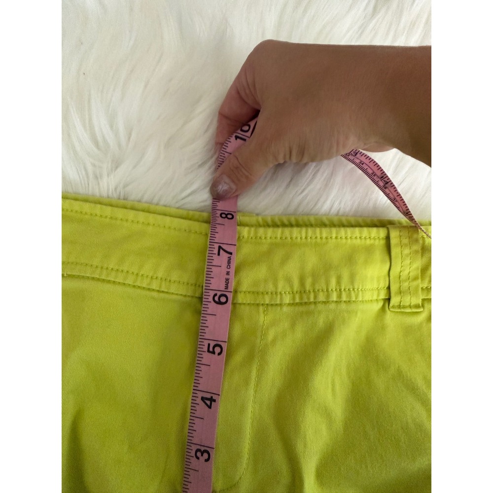 New York & Co - Mid Rise Neon Green Chino Style Shorts Women's Size 0 - Picture 8 of 9